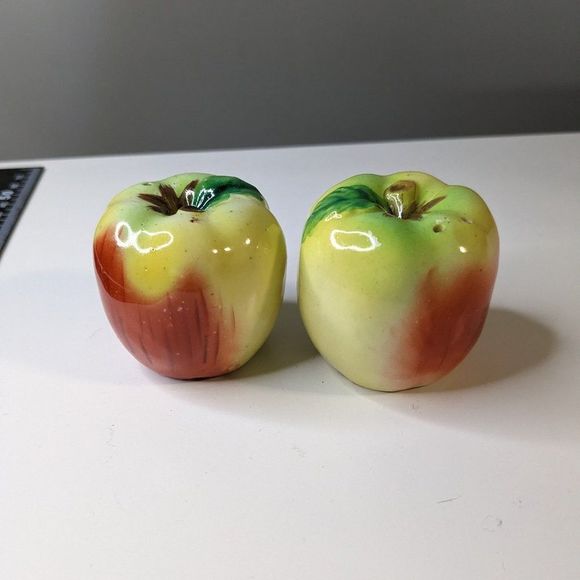 Apple Shaped Salt and Pepper Shaker Made in Japan - Picture 14 of 14